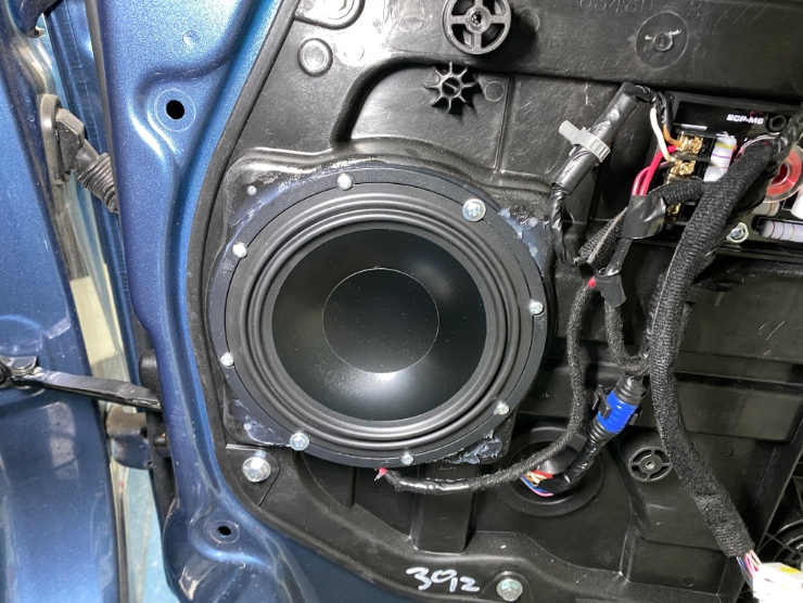 montáž autoreproduktorov