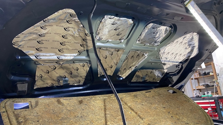 Tlmenie dverý kapoty